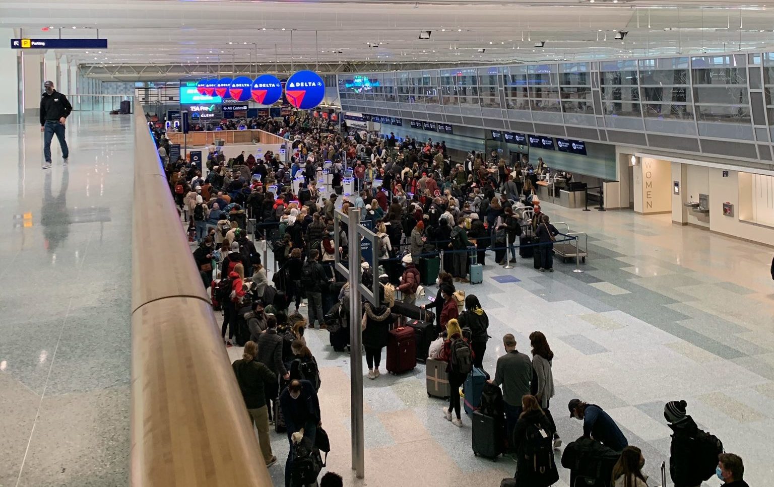 delta baggage drop line