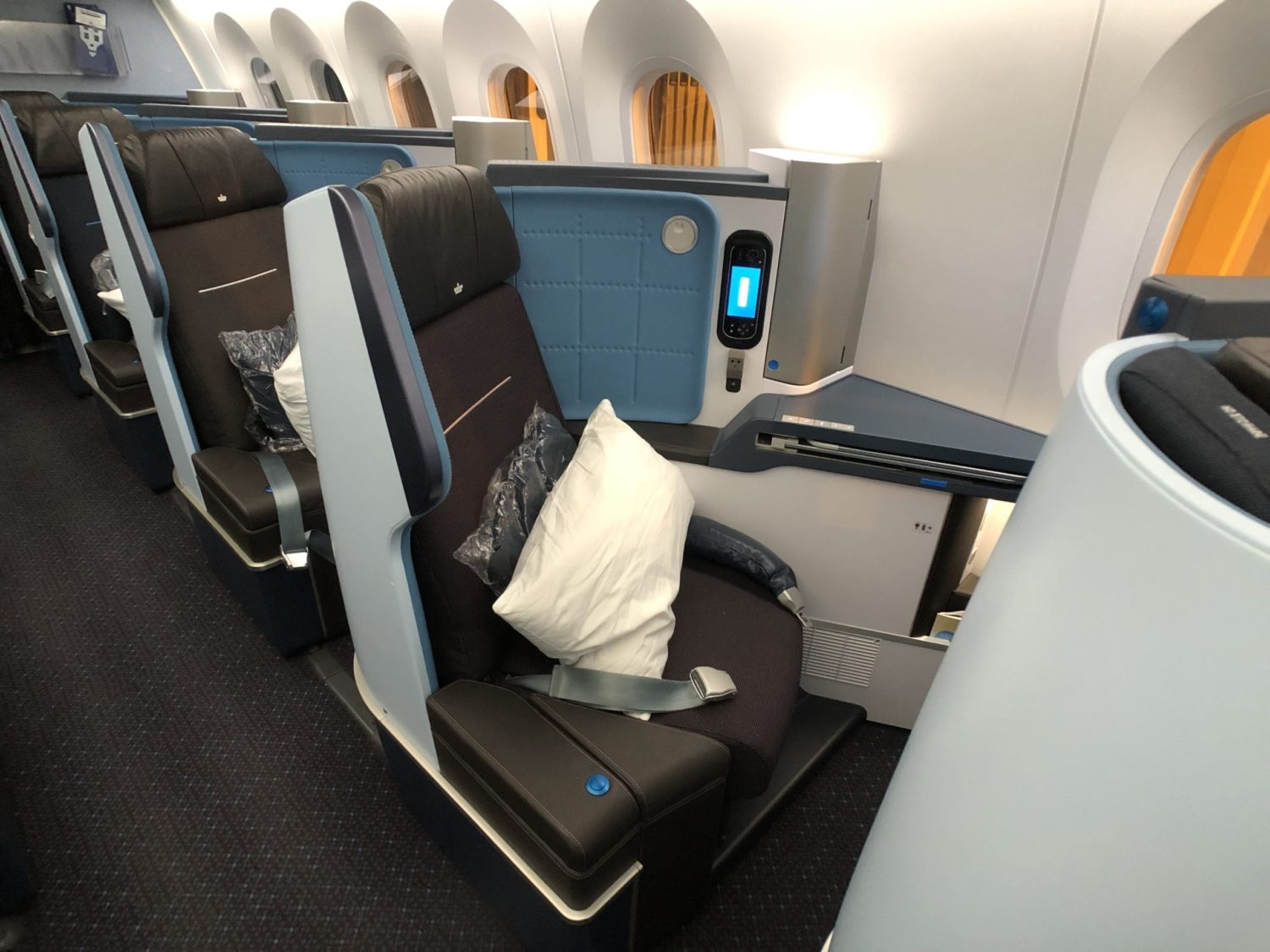 KLM 787 9 Business Class seat
