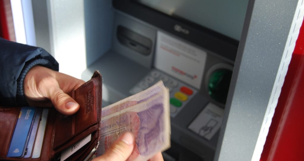 10 Mistakes You Should Stop Making When You Travel 22 atm