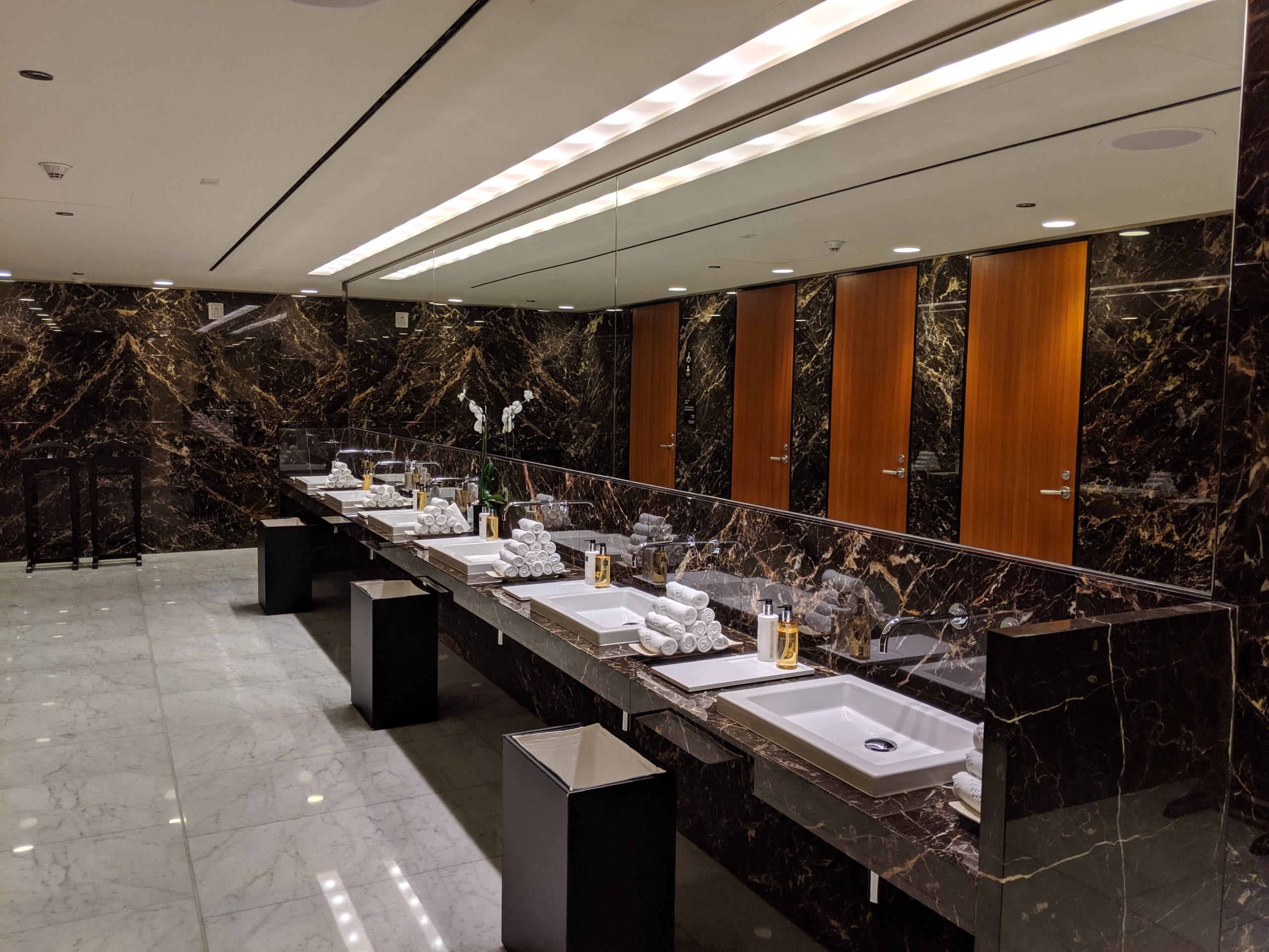 al safwa lounge bathroom