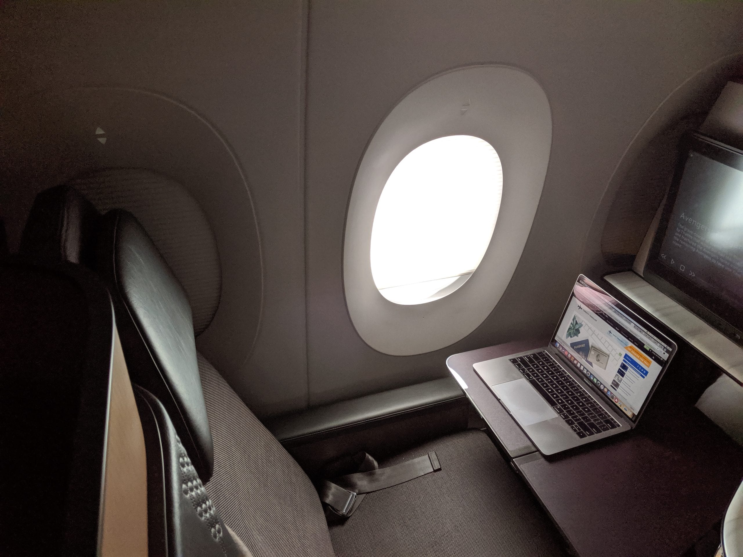 qatar airways qsuite desk