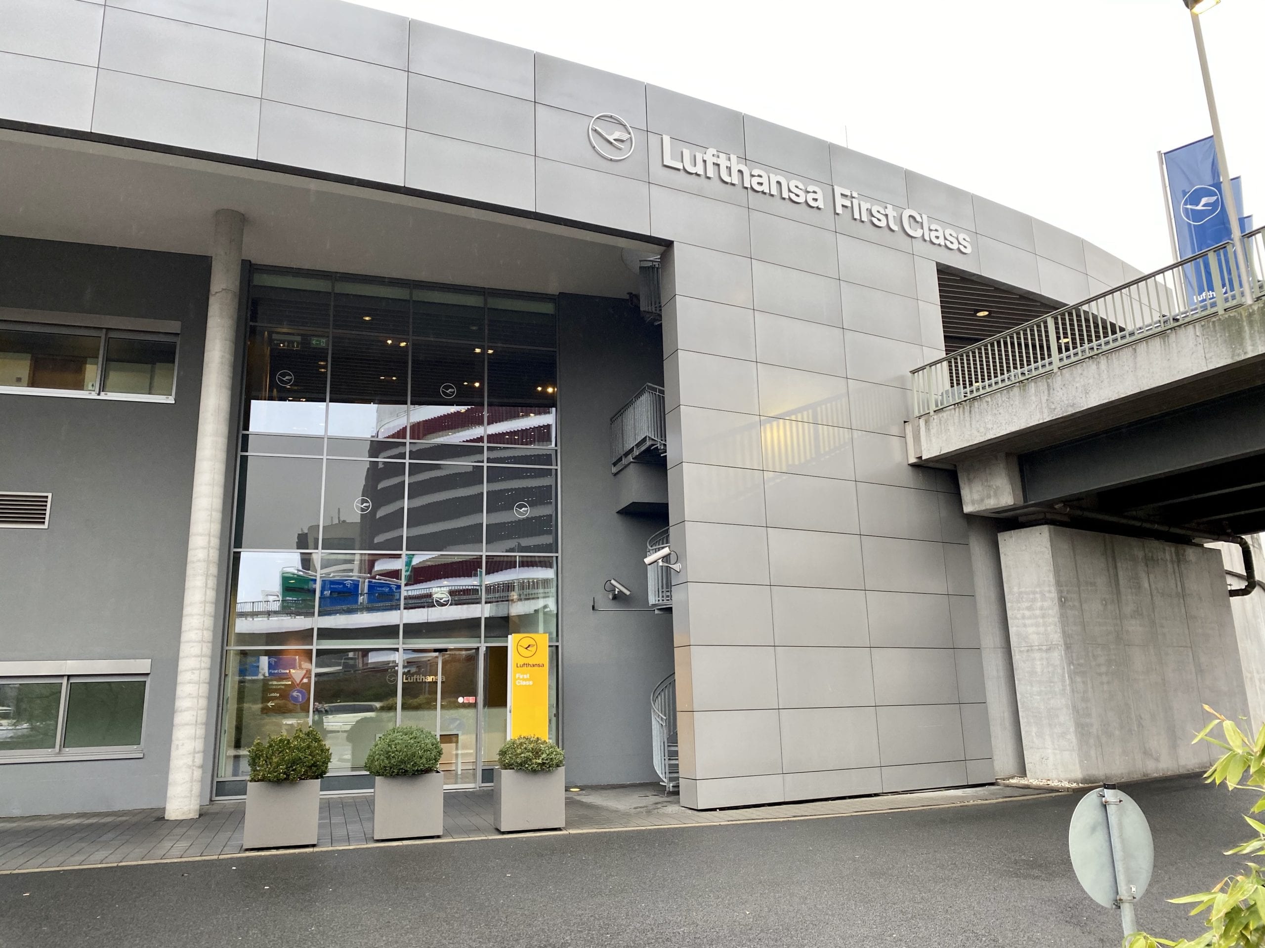 Lufthansa first class terminal entry