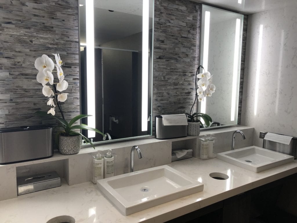 delta sky club phoenix bathroom