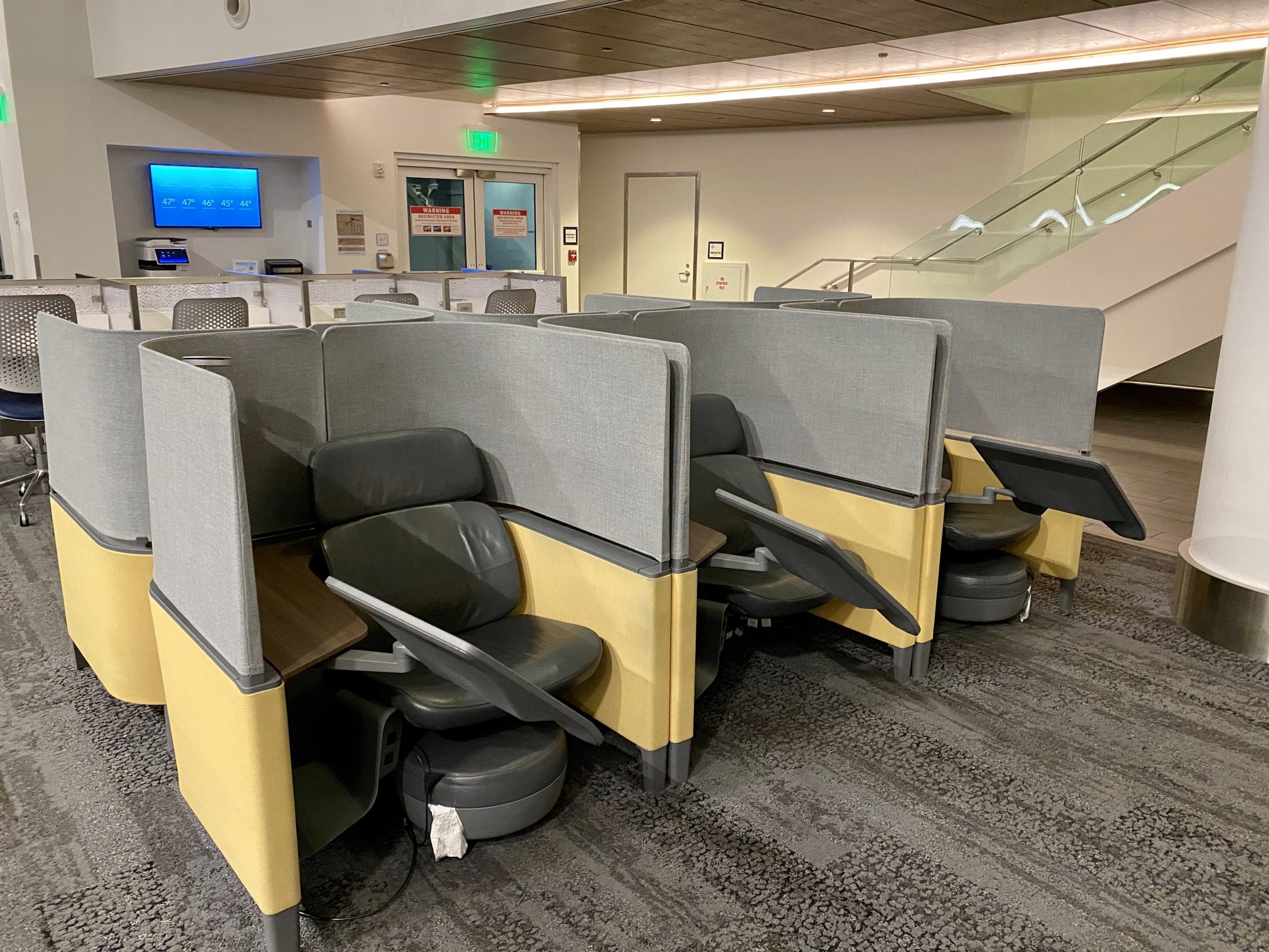 delta sky club seattle desks