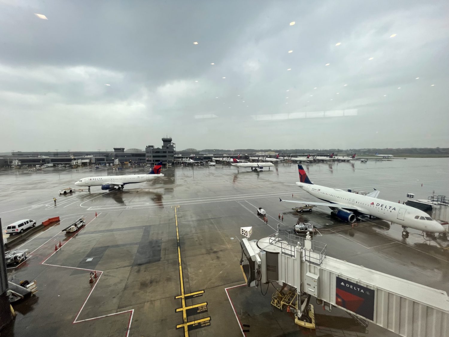 Atlanta Delta Sky Club tarmac view