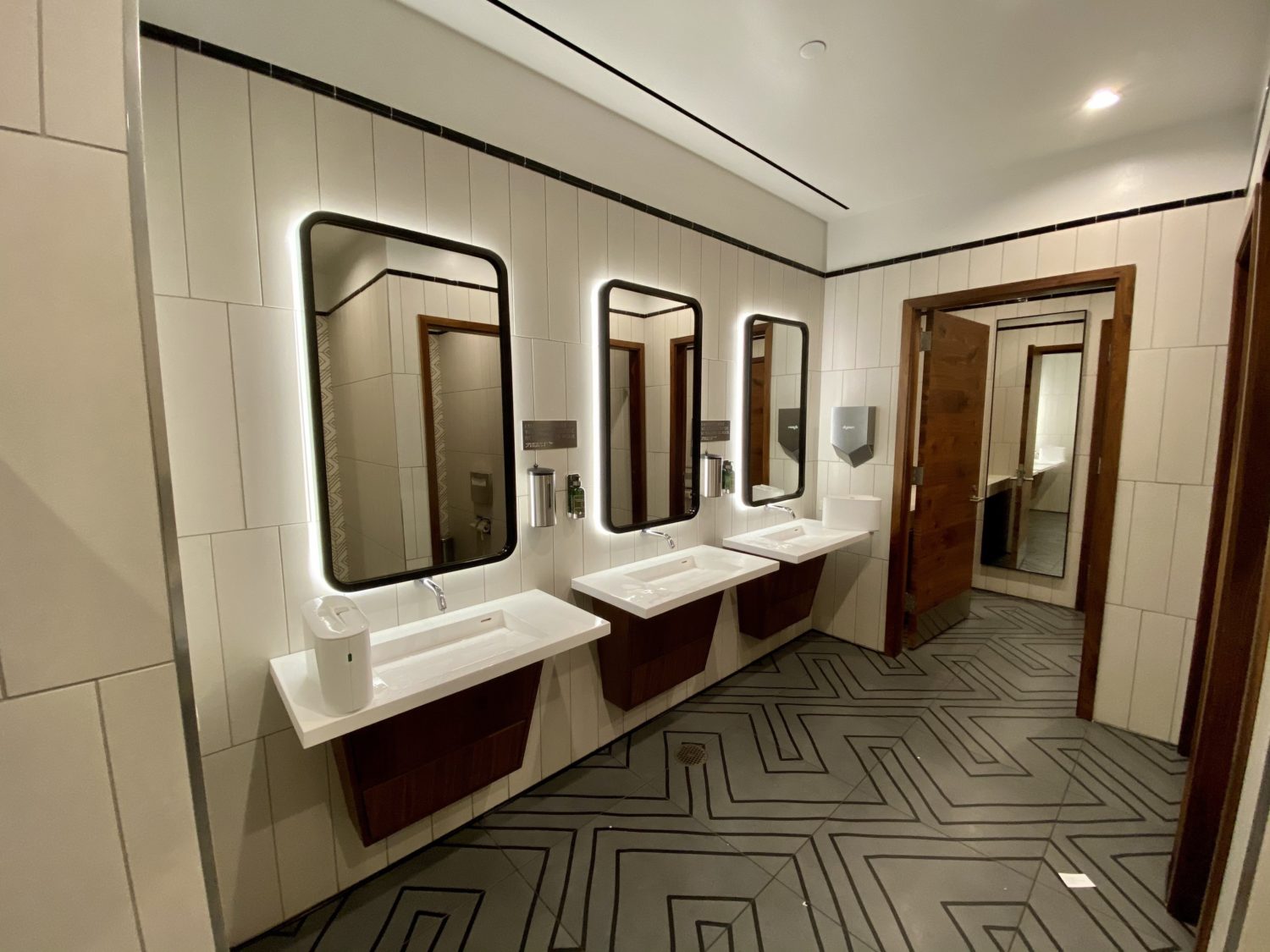 lga centurion lounge bathroom