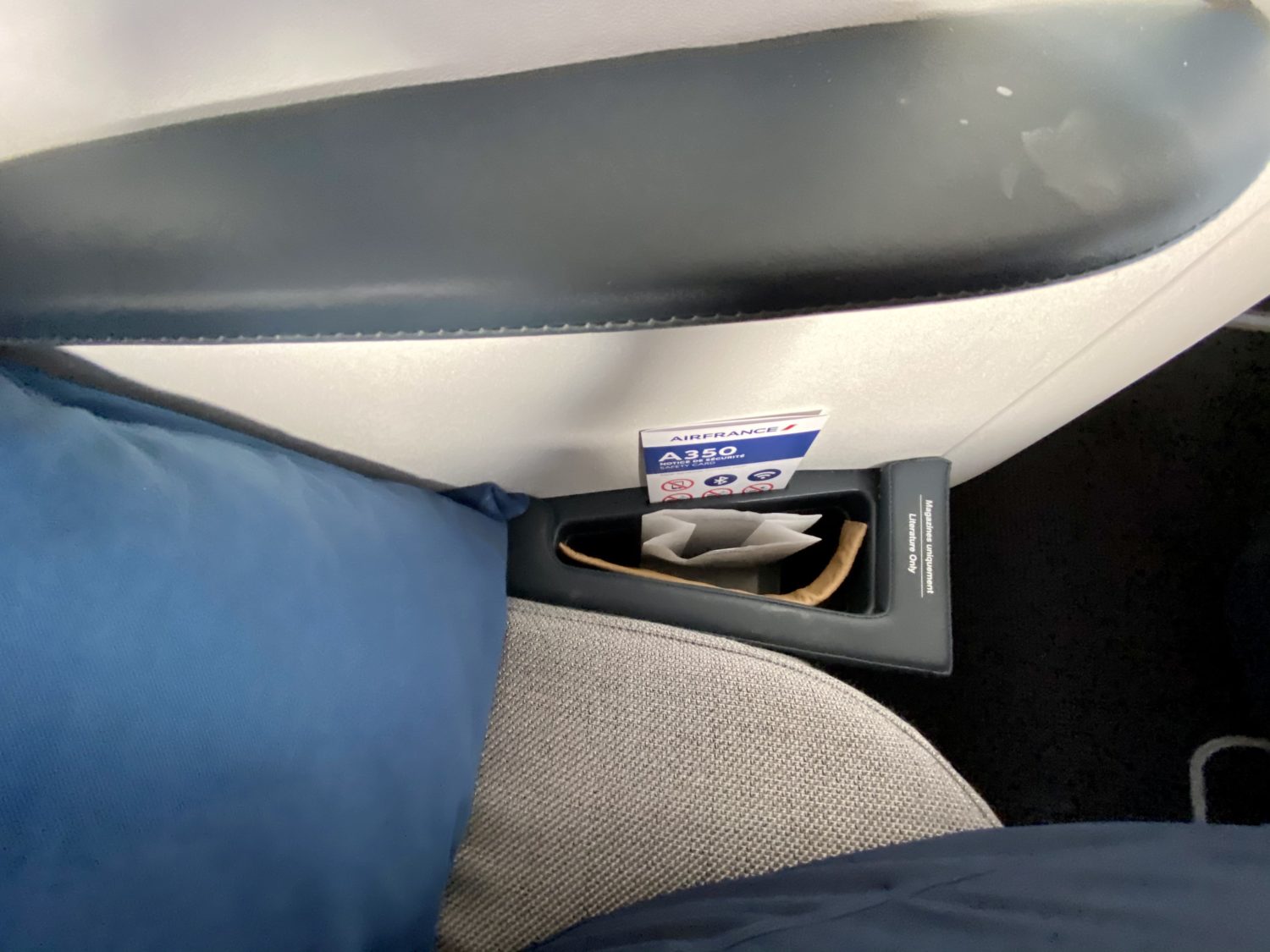 air france business class seat storage
