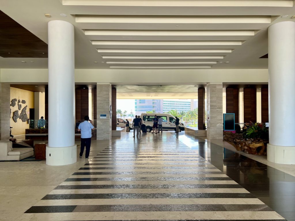 hyatt ziva cancún lobby