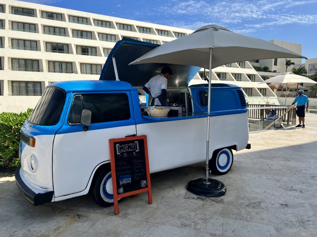 hyatt ziva cancún lunch bus