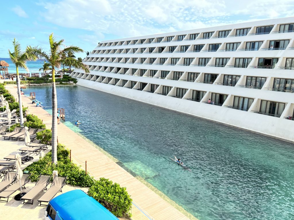 hyatt ziva cancún dolphin pool