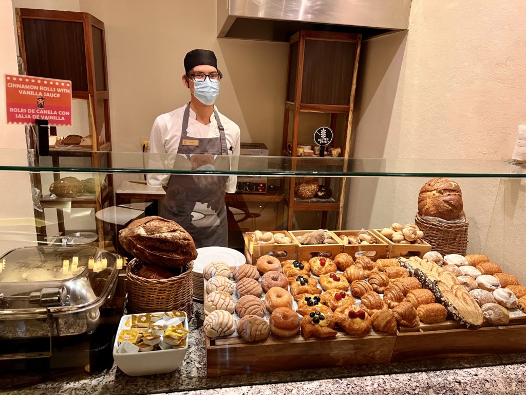 hyatt ziva cancún el mercado cinnamon roll station