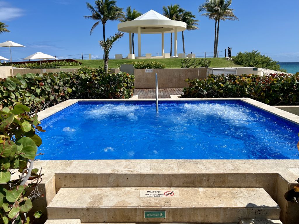hyatt ziva cancún hot tub
