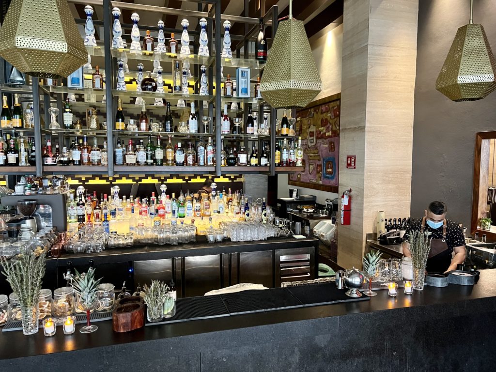 hyatt ziva cancún saasil bar