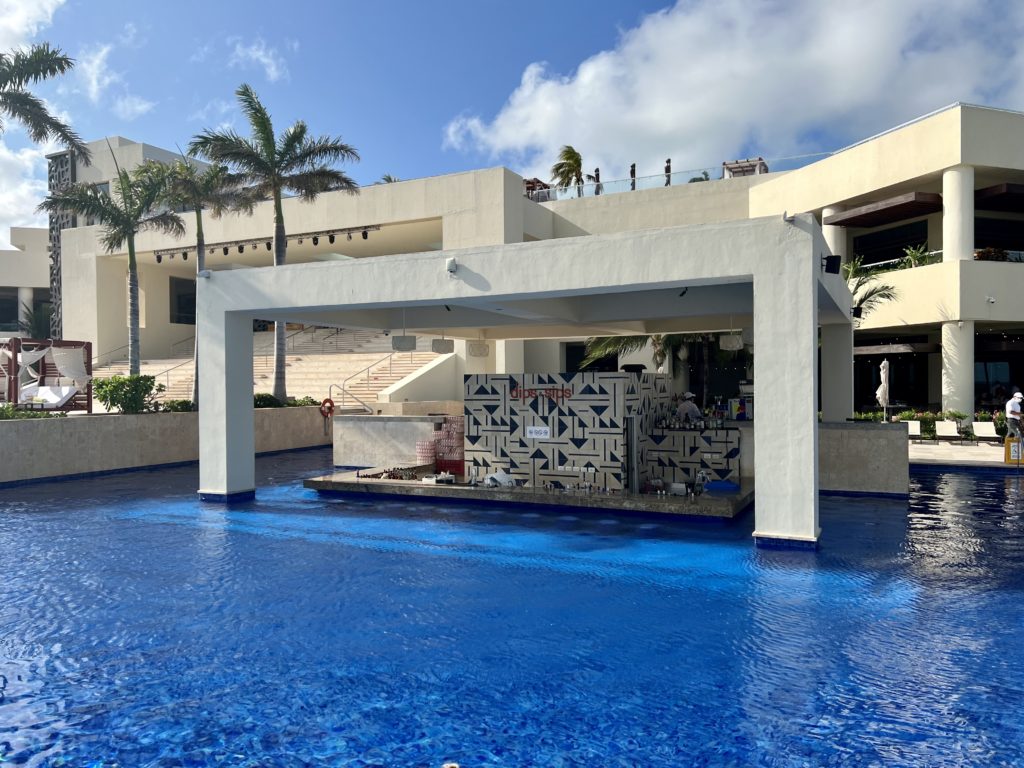hyatt ziva cancún swim up bar