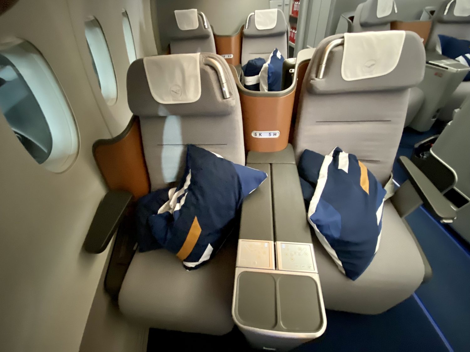 two rows of lufthansa business class seats