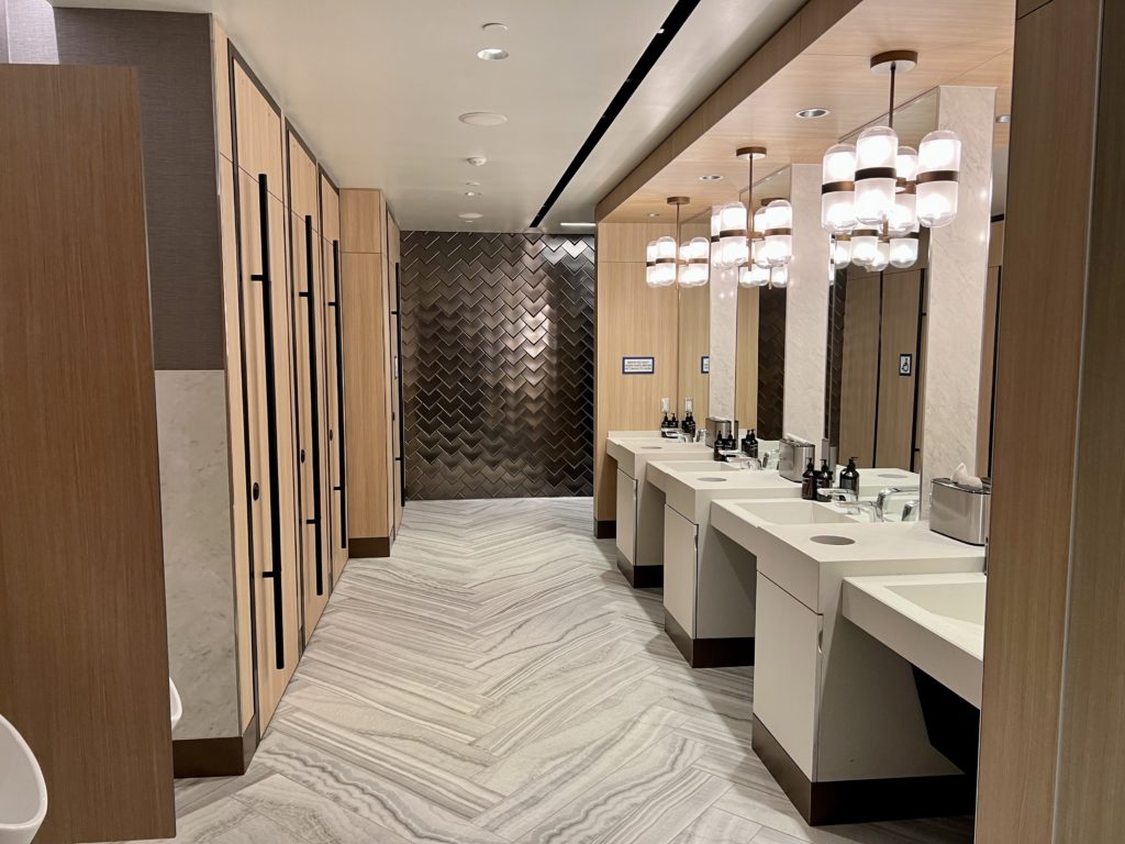 delta sky club los Angeles bathroom
