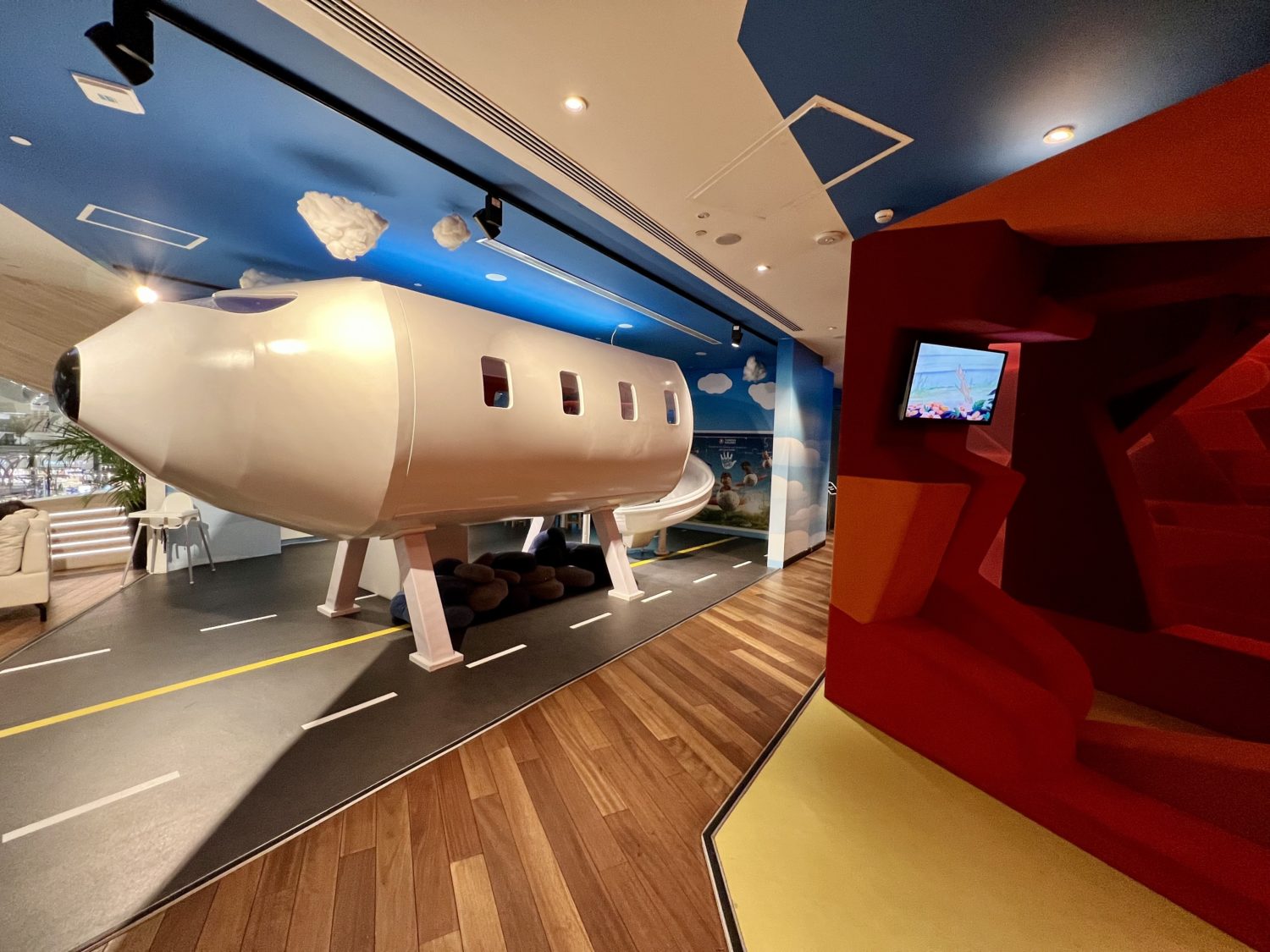 kids area in turkish airlines business class lounge