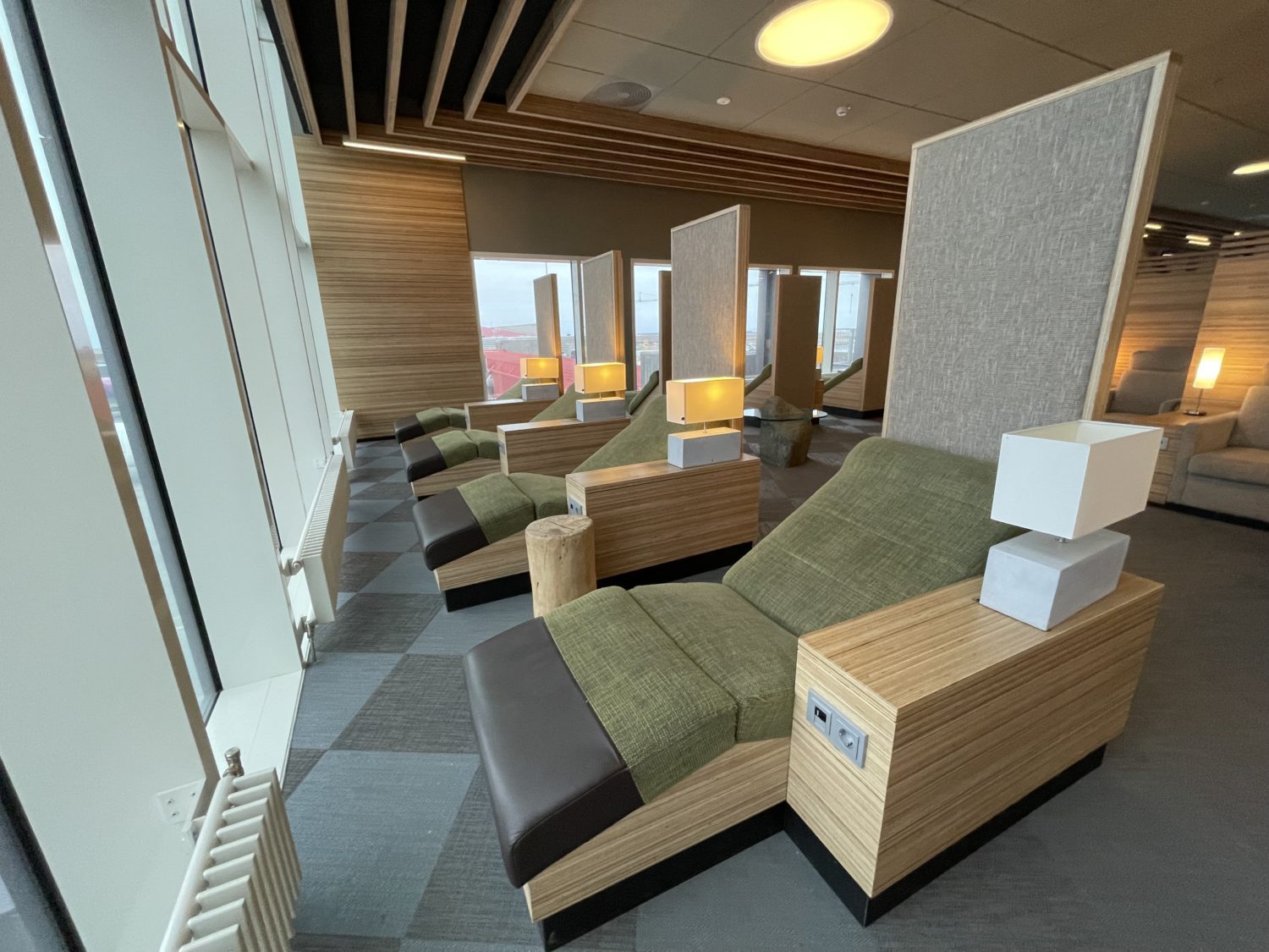 Four recliner seats in the Icelandair Saga airport lounge. 