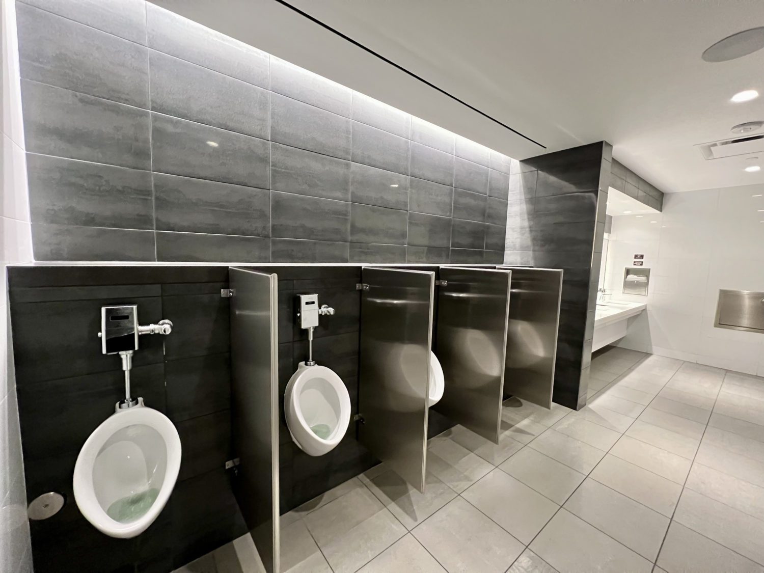 flagship lounge dallas restroom