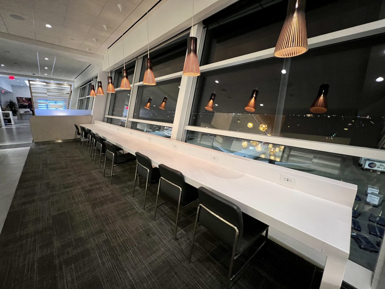 dallas flagship lounge work station