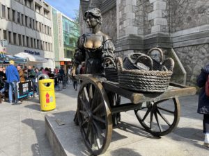 molly malone statue in dublin ireland