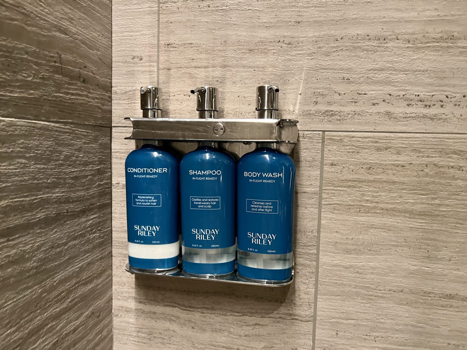 united polaris lounge chicago shower toiletries