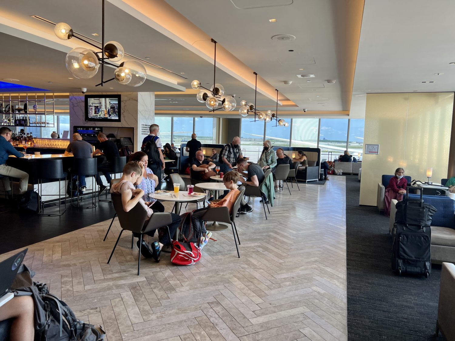 united polaris lounge chicago 