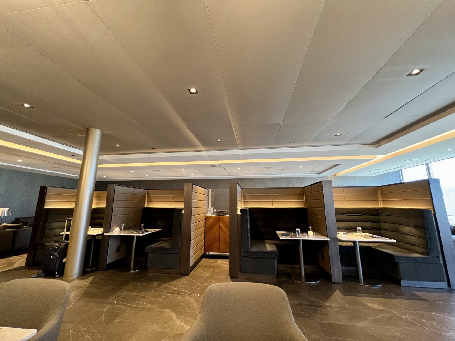 united polaris lounge chicago dining room