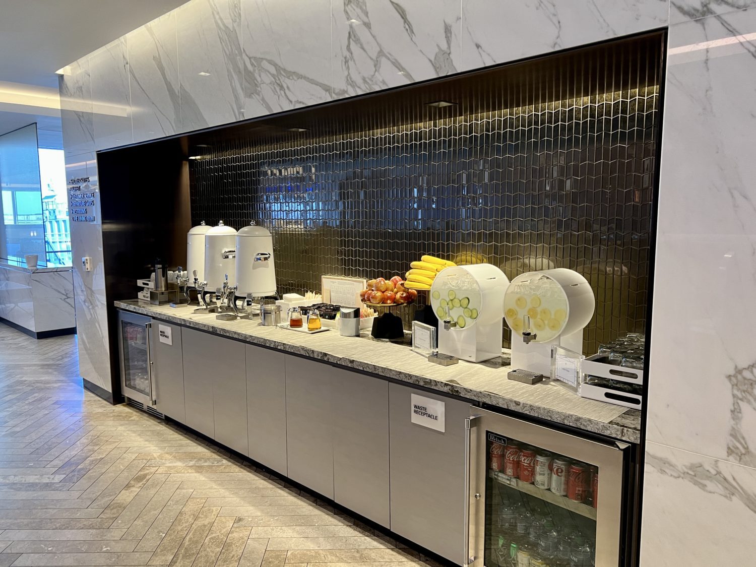 drink station united polaris lounge chicago