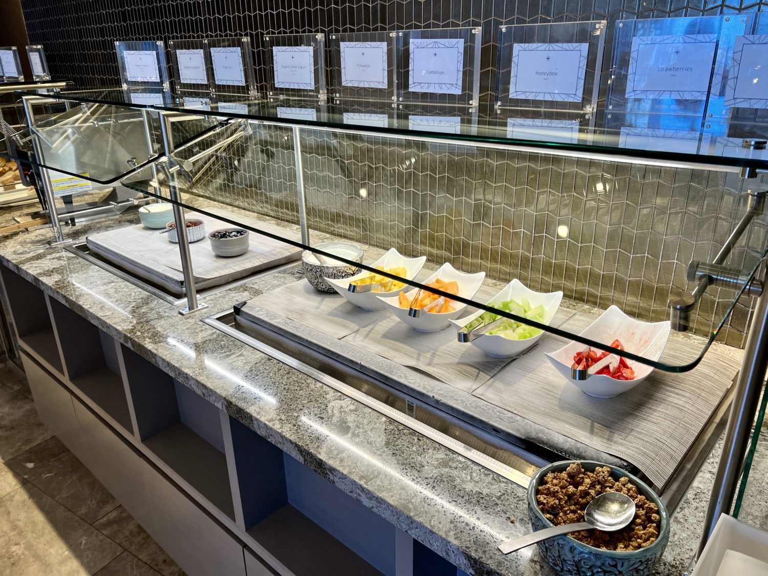 united polaris lounge chicago food