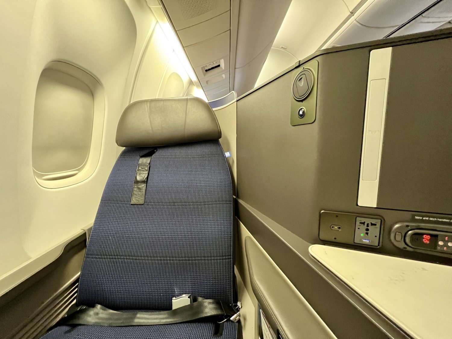headrest, padding and seatbelt in business class seat