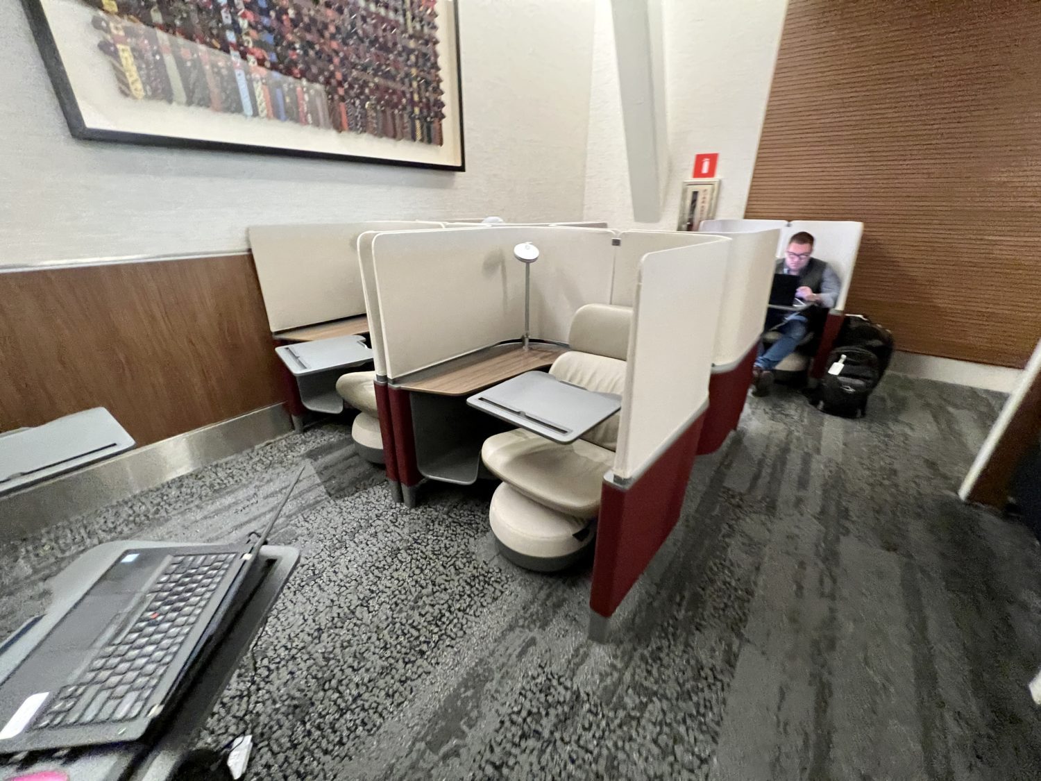 delta sky club laguardia cubicle