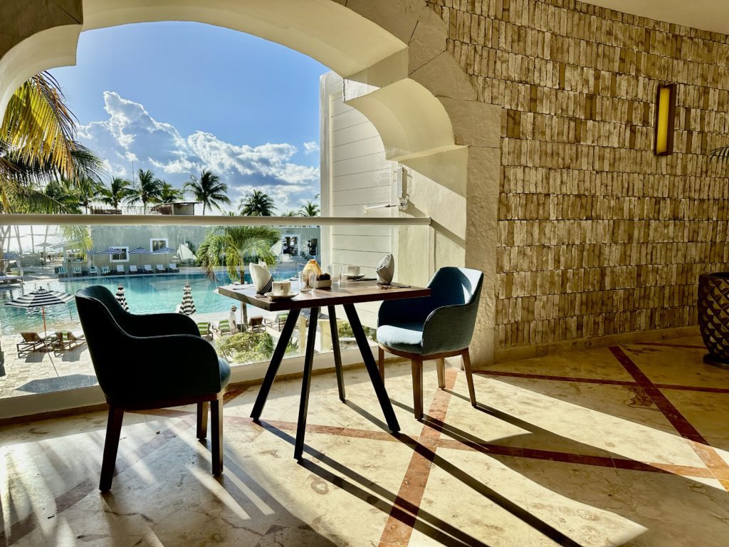 el comedor outdoor seating