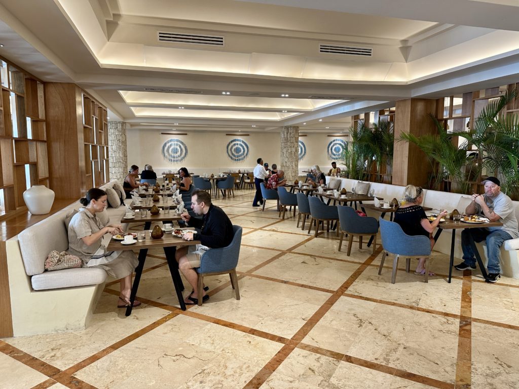 el comedor buffet indoor seating