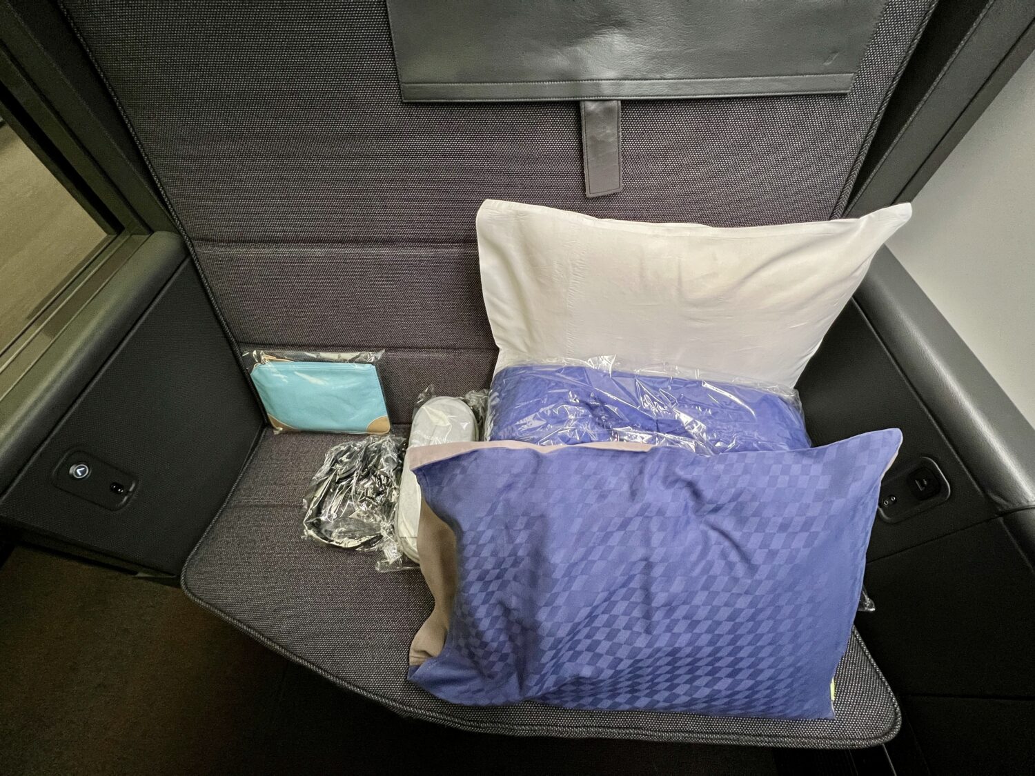 ana business class bedding