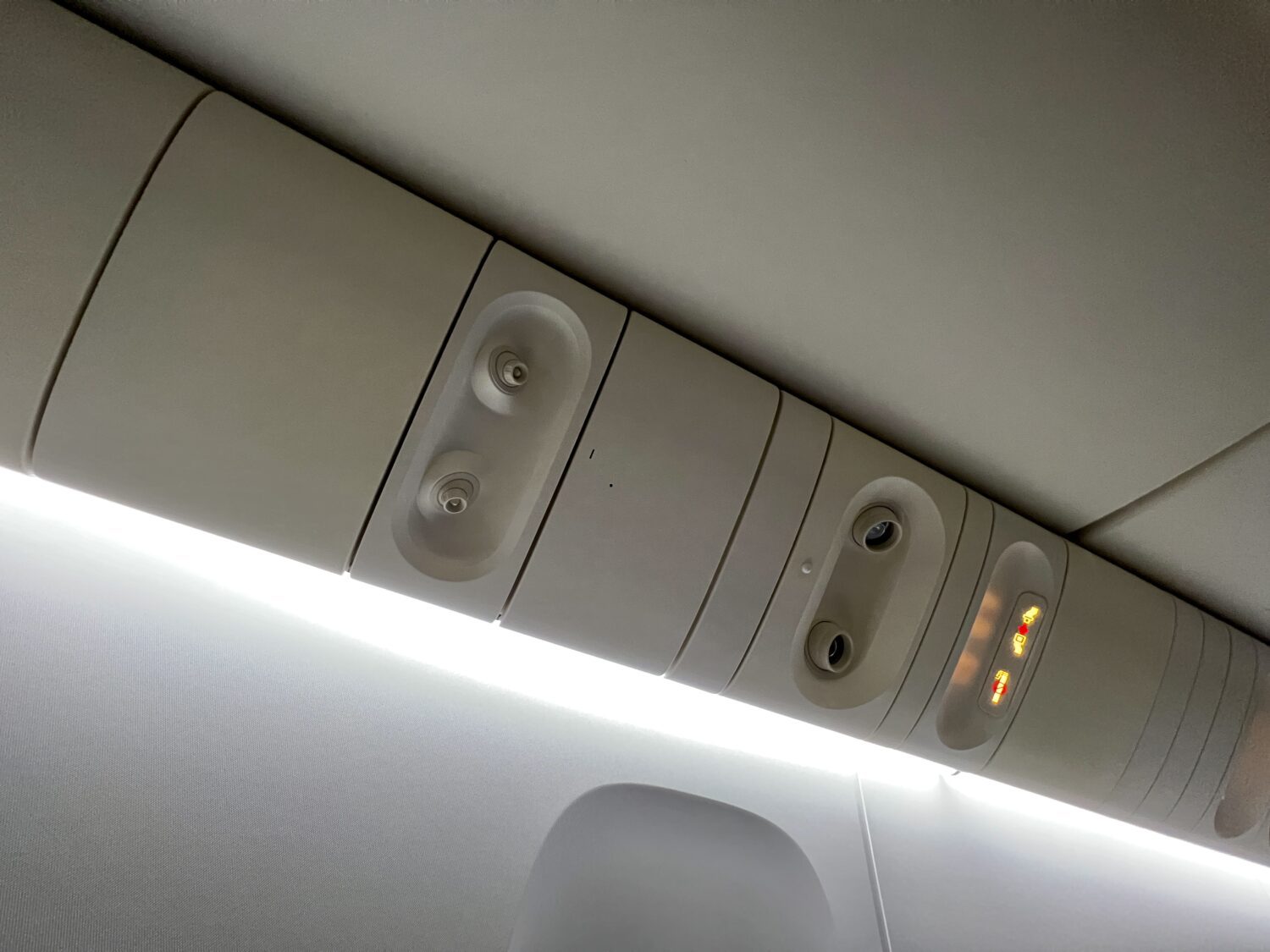air vents overhead on a boeing 777