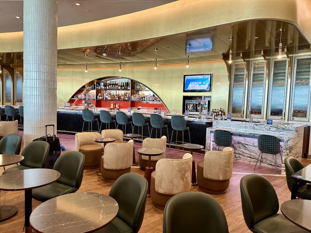 delta Minneapolis G sky club bar