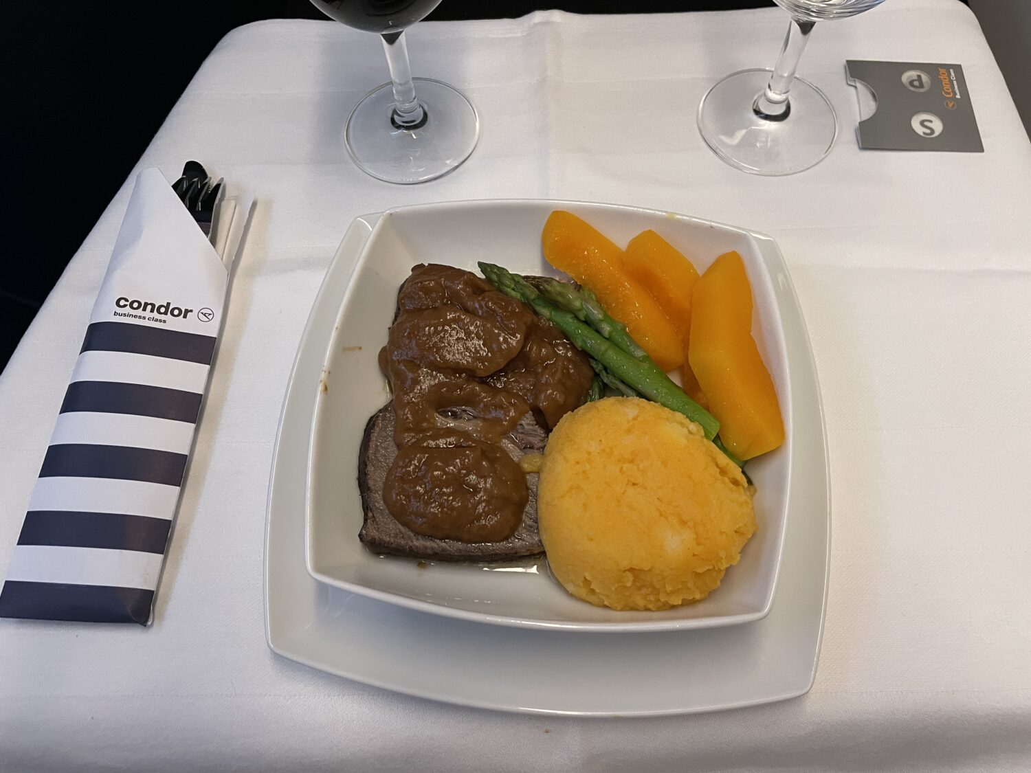 condor airlines utensils, short ribs, peaches, asparagus and potatoes
