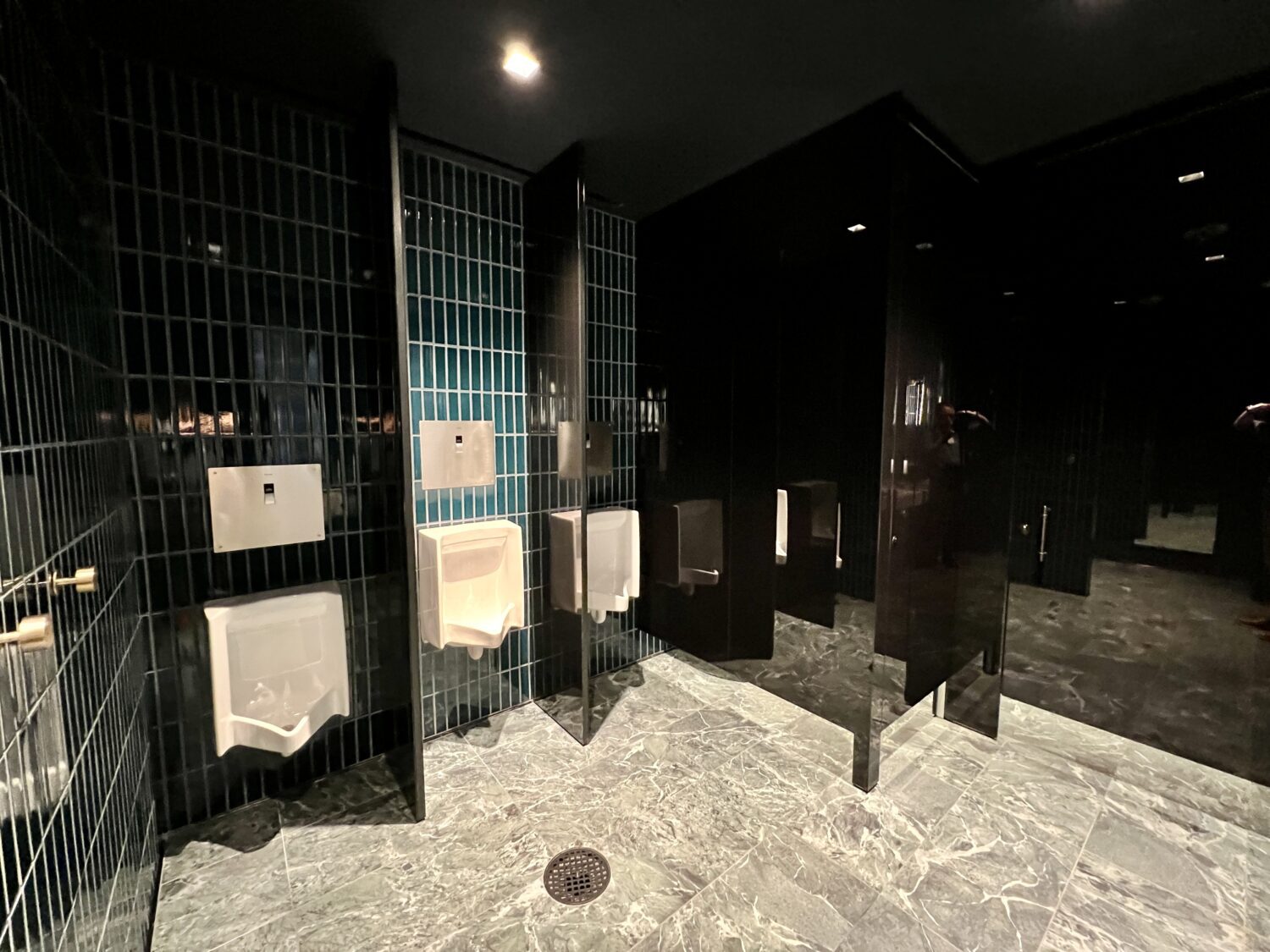 chase sapphire lounge boston bathroom