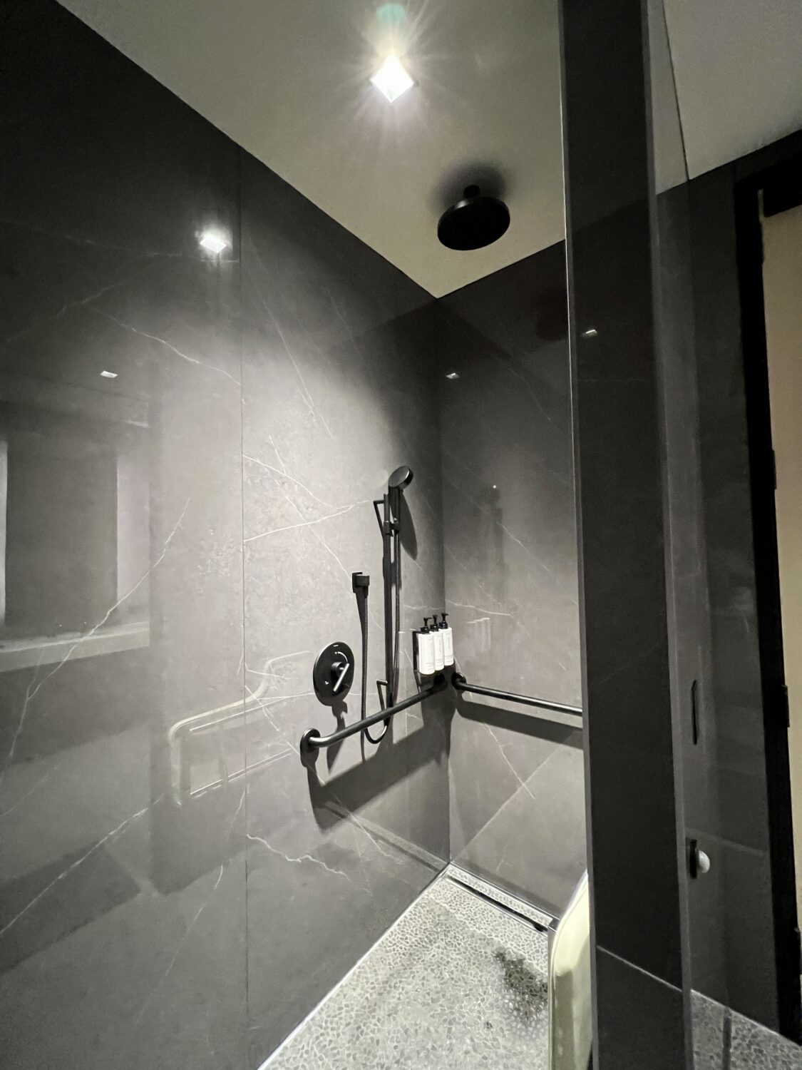 chase sapphire lounge boston shower