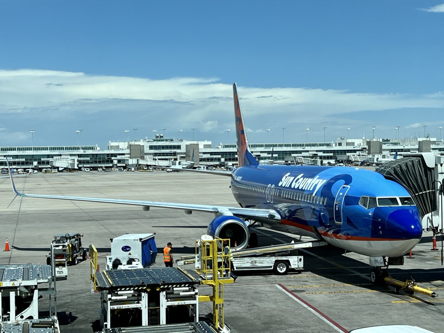 sun country airlines plane at the gate