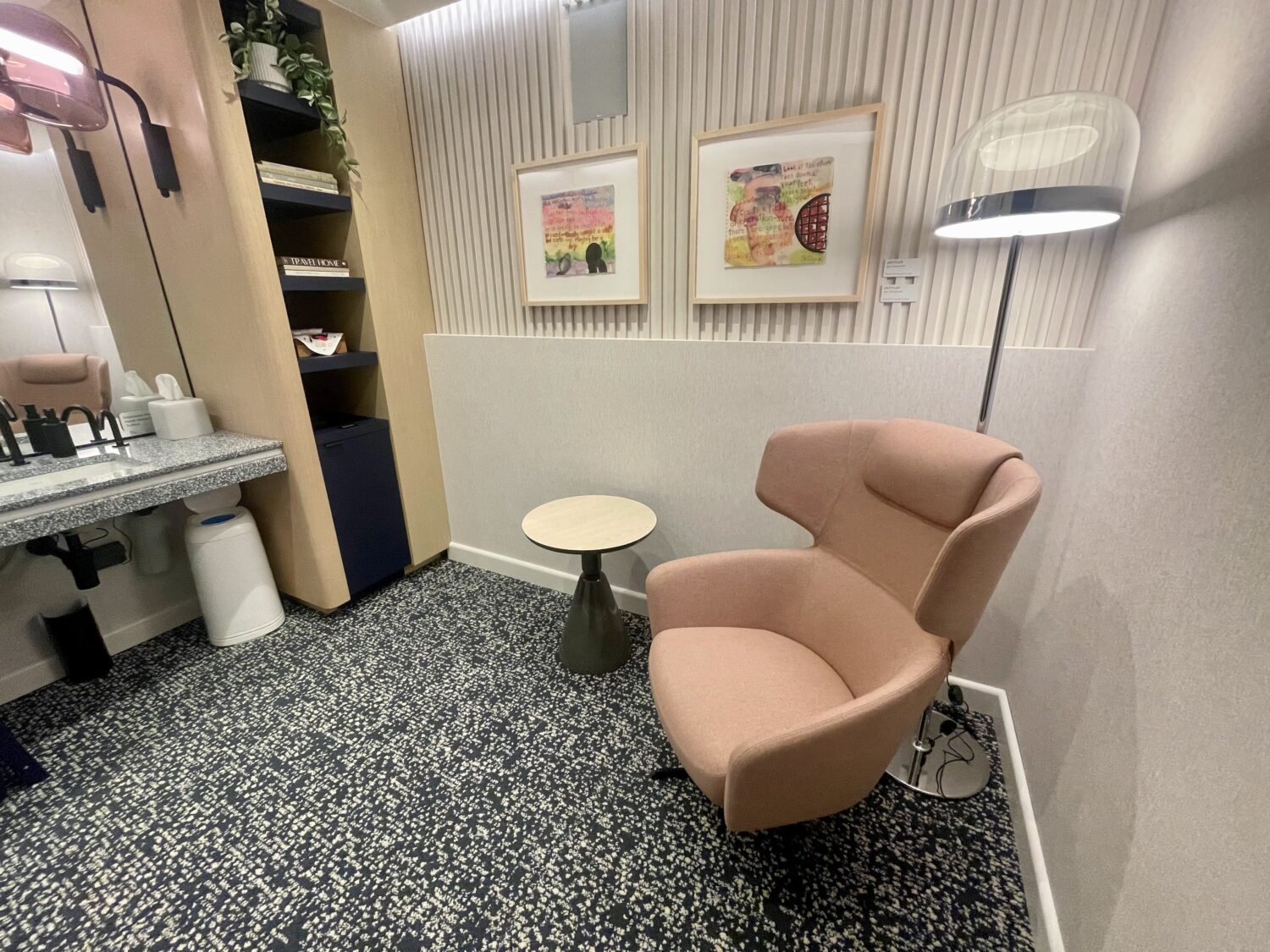 Dulles Capital One Lounge