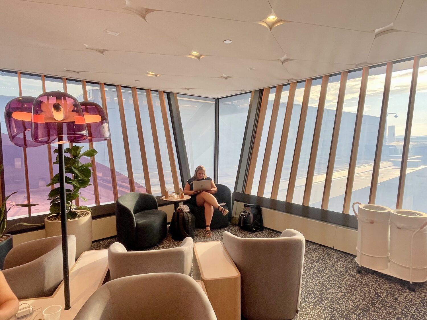 Dulles Capital One Lounge