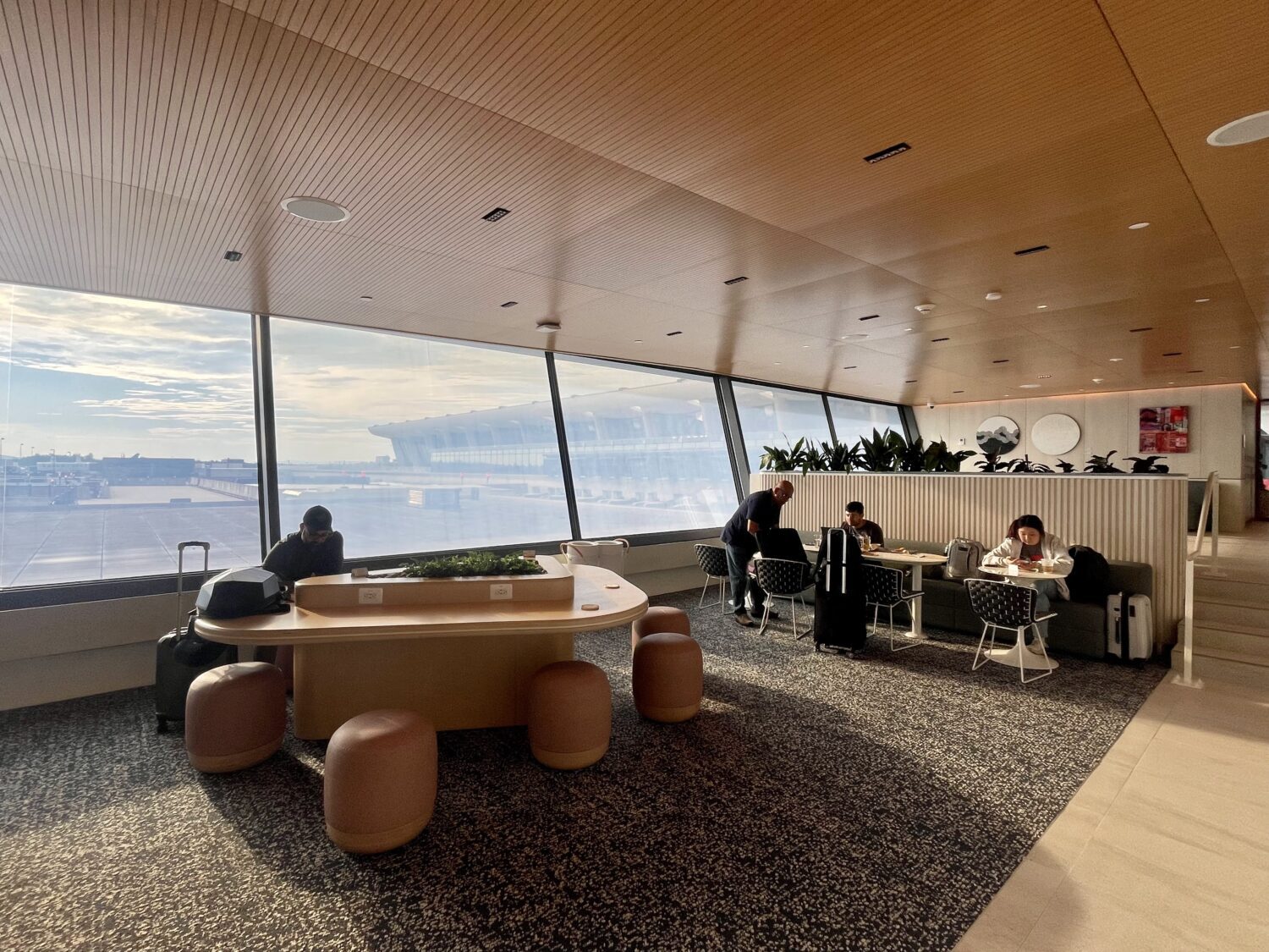 Dulles Capital One Lounge