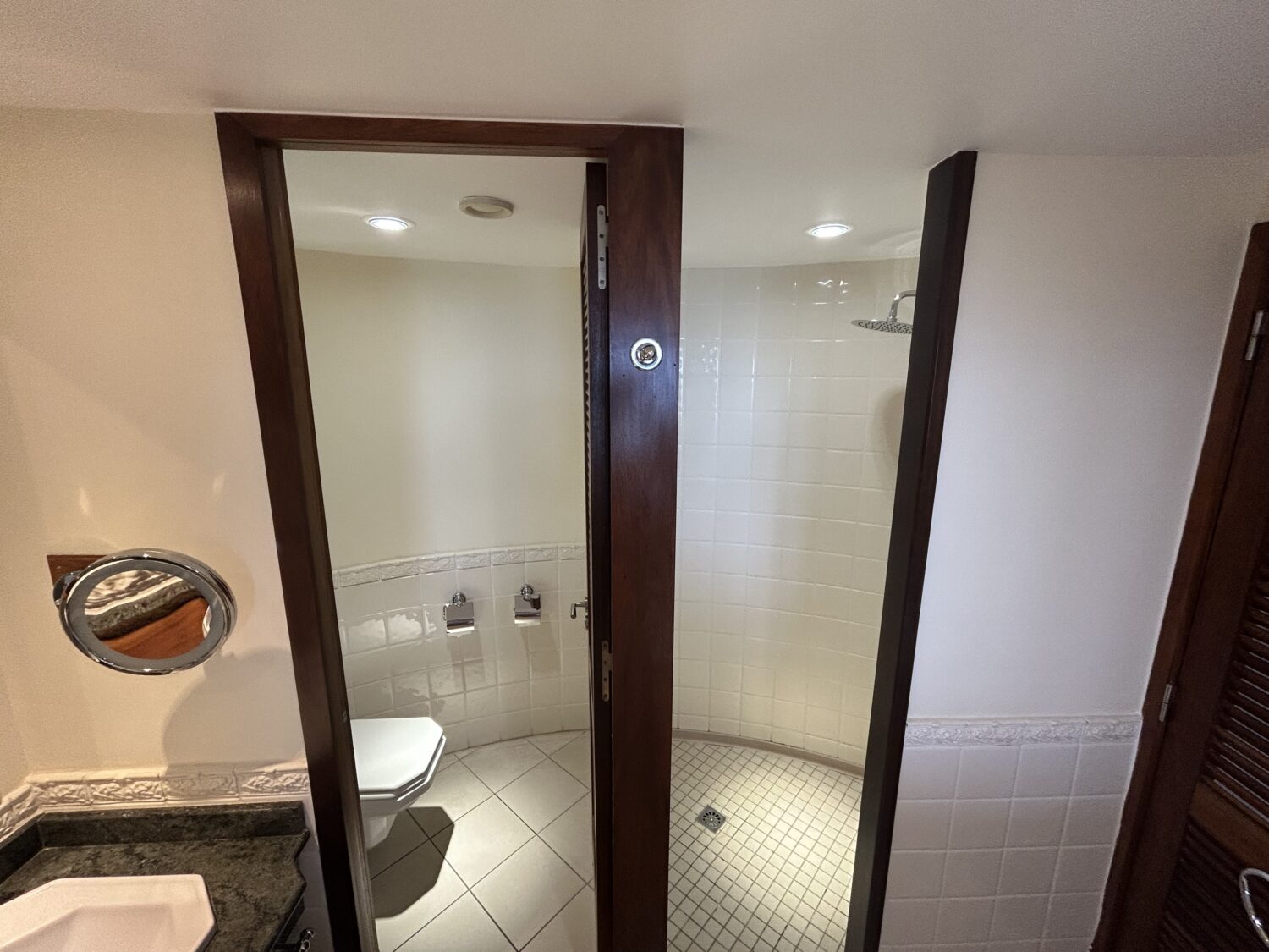 Toilet and shower IHG Tahiti