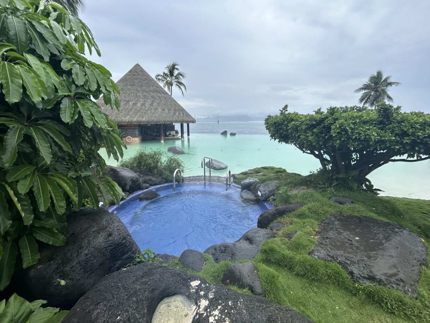 Hot tub pool swim up bar