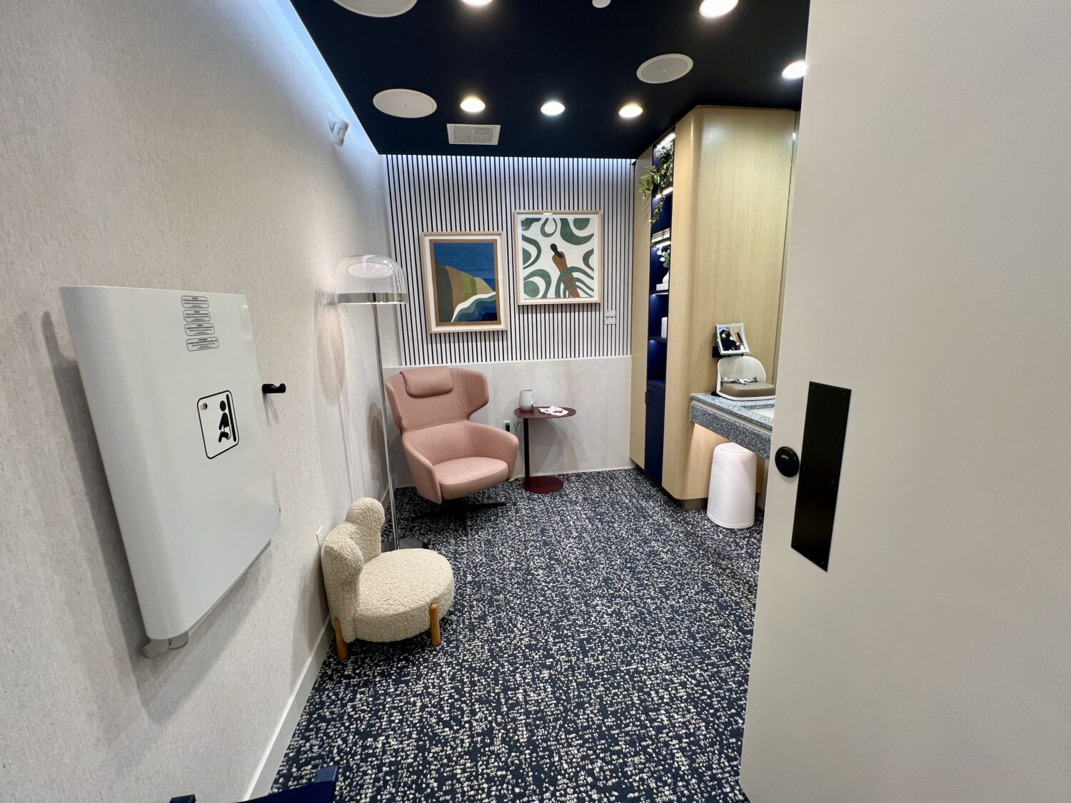 capital one lounge denver parents room