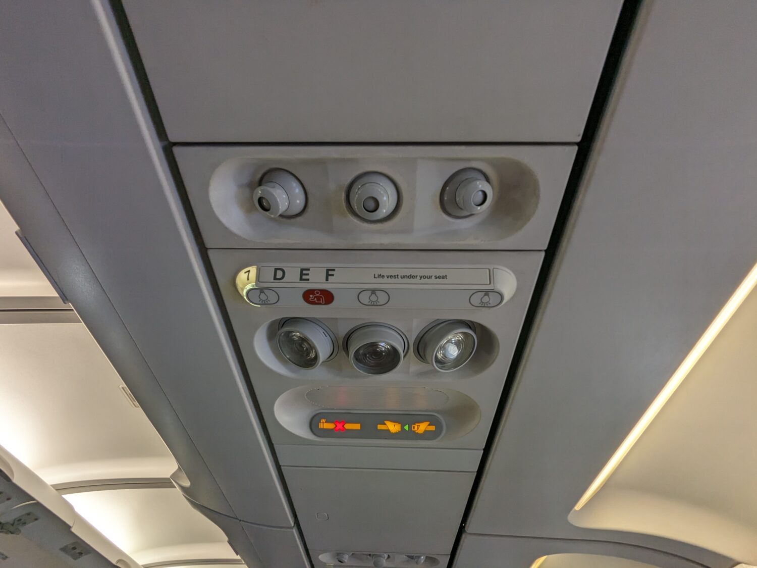 Allegiant Air air vents and reading lights