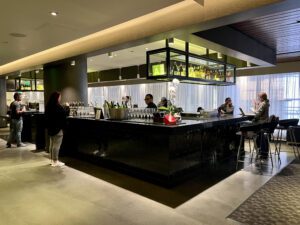 qantas lounge lax bar