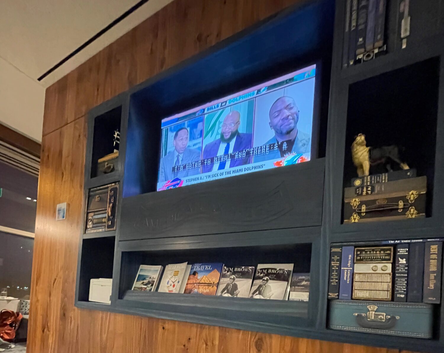 Amex Lounge SEA Wall